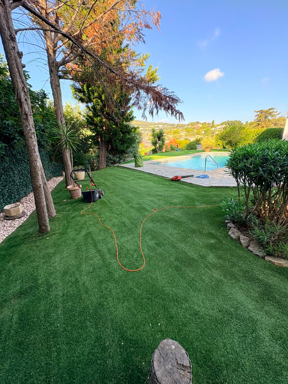 Jardin avec piscine entretenu par Bonfi Garden dans les Alpes-Maritimes